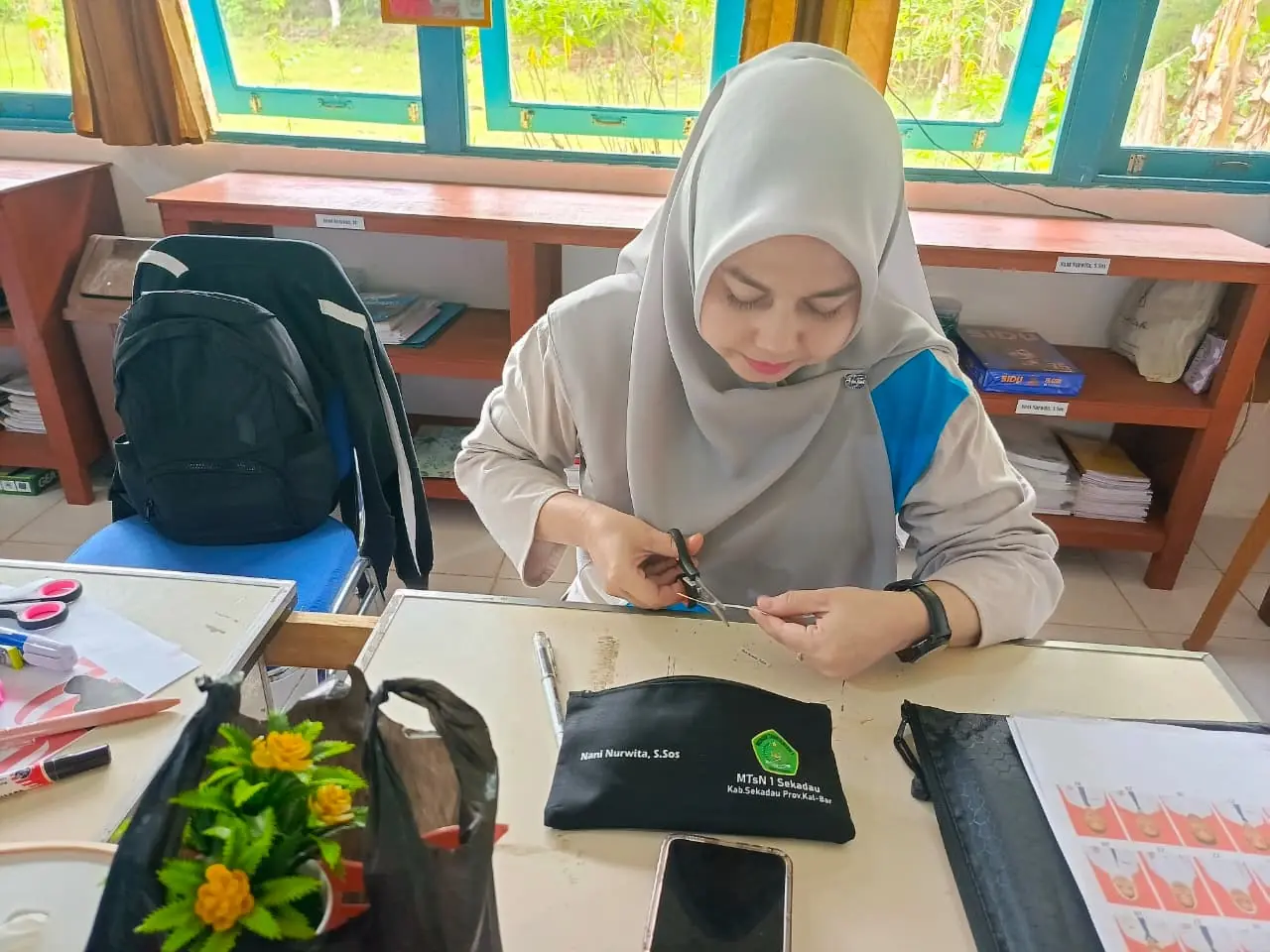 Serunya Pembagian ATK untuk Para Guru