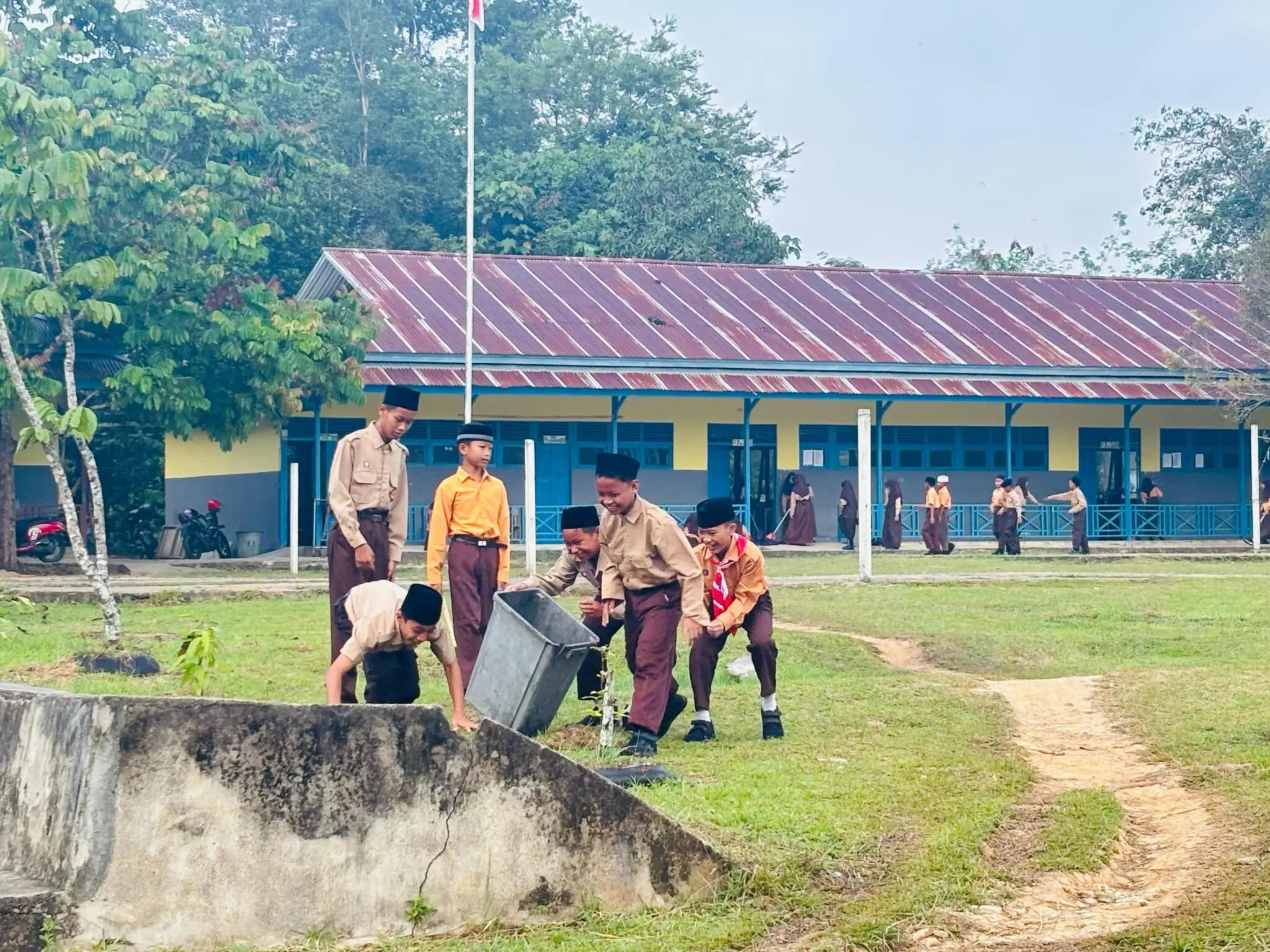 Jum'at Berkah, Madrasah Bersih dan Indah