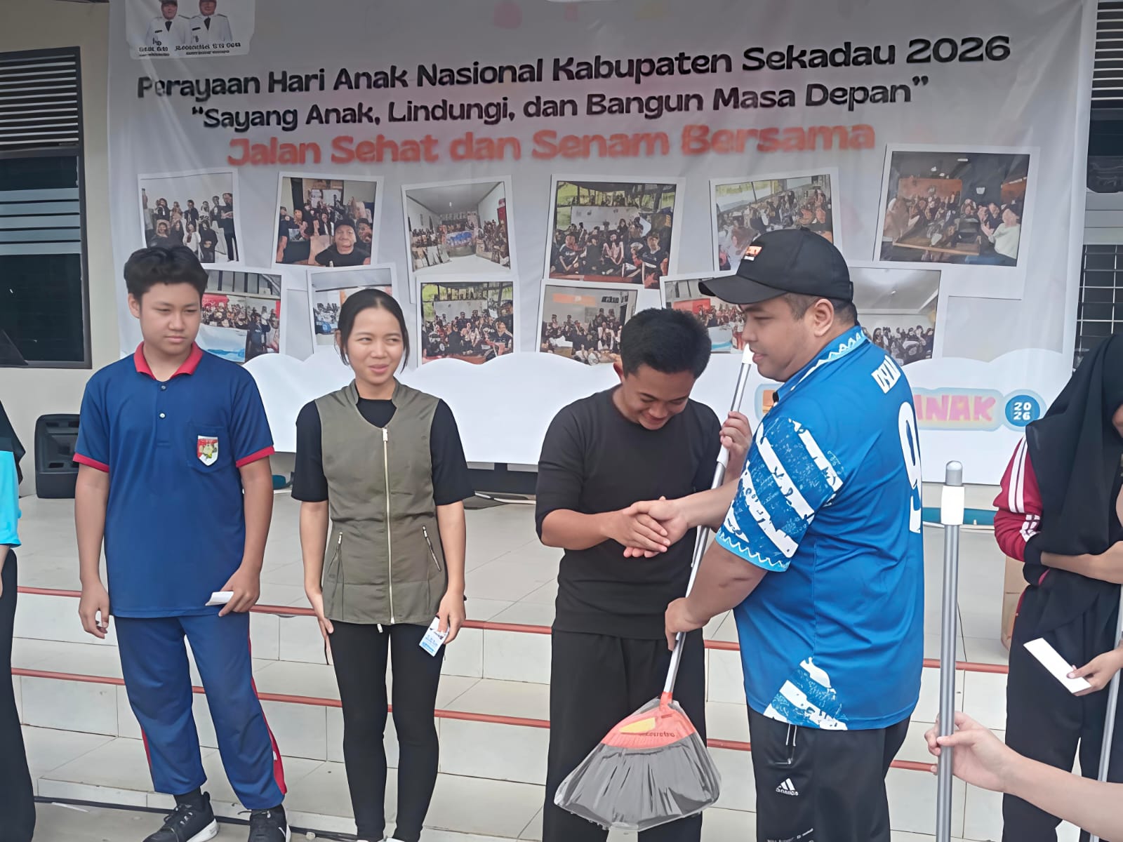 MTsN 1 Sekadau Semarakkan Jalan Sehat Hari Anak Nasional